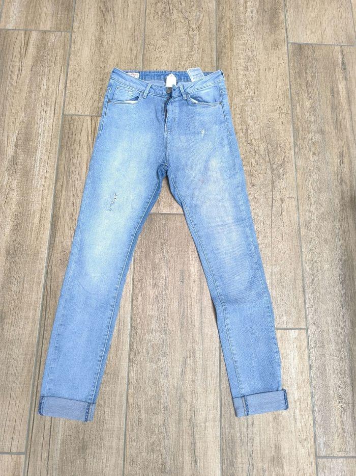 Jeans troué - photo numéro 1