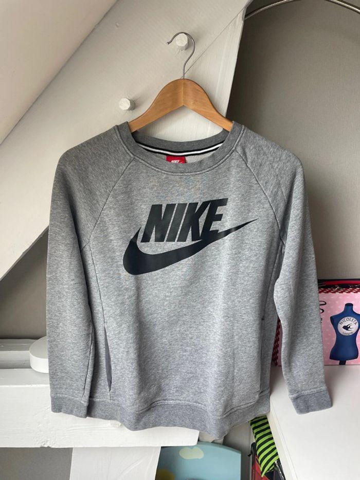 Sweat Nike taille xs - photo numéro 1