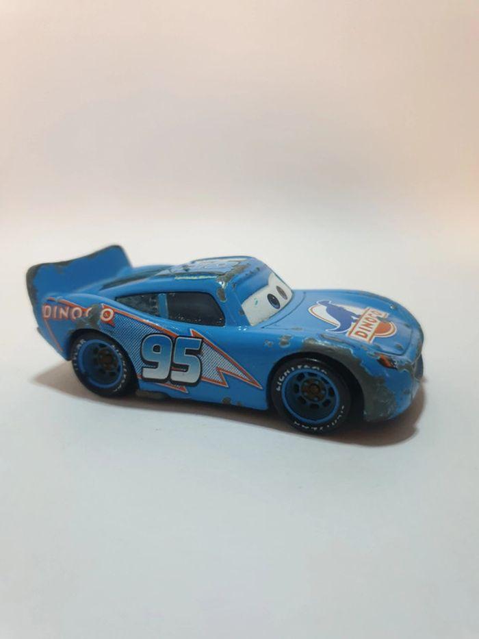 Voiture Cars Disney/Pixar Flash McQueen 95 Dinoco Bleu - 1/55 - photo numéro 4