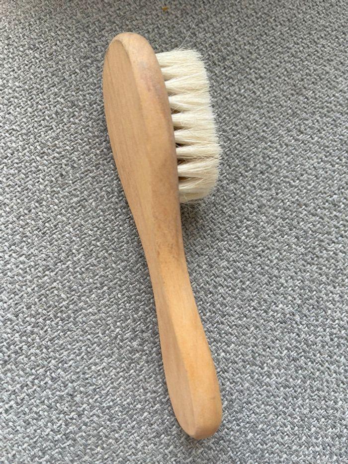 Brosse en bois et laine de chèvre pour bébé - n’a jamais servi - photo numéro 3