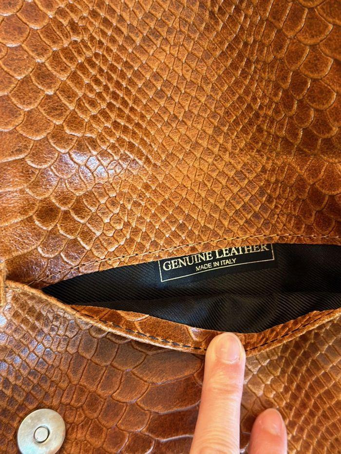 Sac pochette en cuir croco écaillé camel avec bandoulière - photo numéro 8