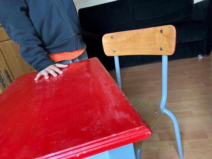 Petit bureau tout simple pour enfant, rouge avec sa chaise - photo numéro 3