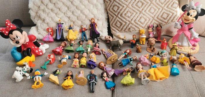 Gros lot de 50 figurines dont 2 tirelire Disney Disneyland Paris - photo numéro 1