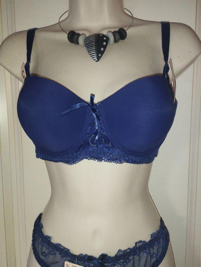 Ensemble de lingerie neuf avec armatures et rembourrage et string pour le bas. 95C L pour le string - photo numéro 2