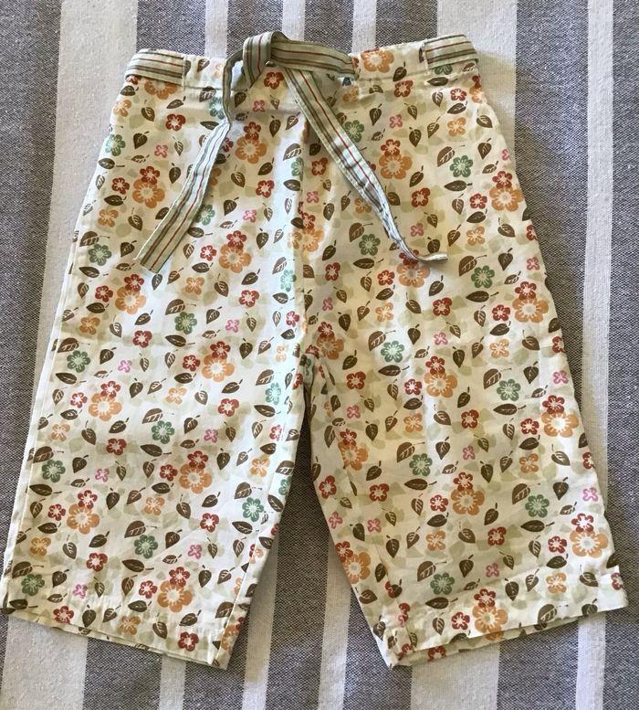 Pantalon crème à fleurs et à feuilles