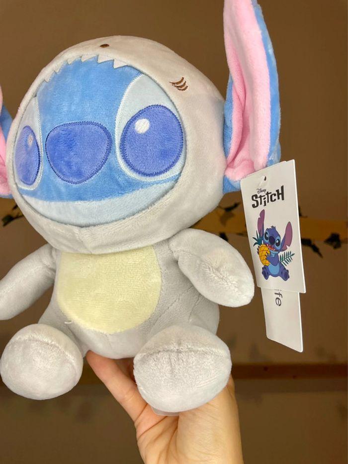 Peluche Disney Stitch déguisement Requin 🦈 - photo numéro 3