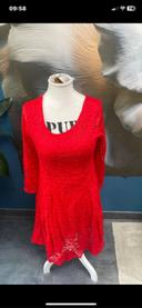 Robe broderie rouge