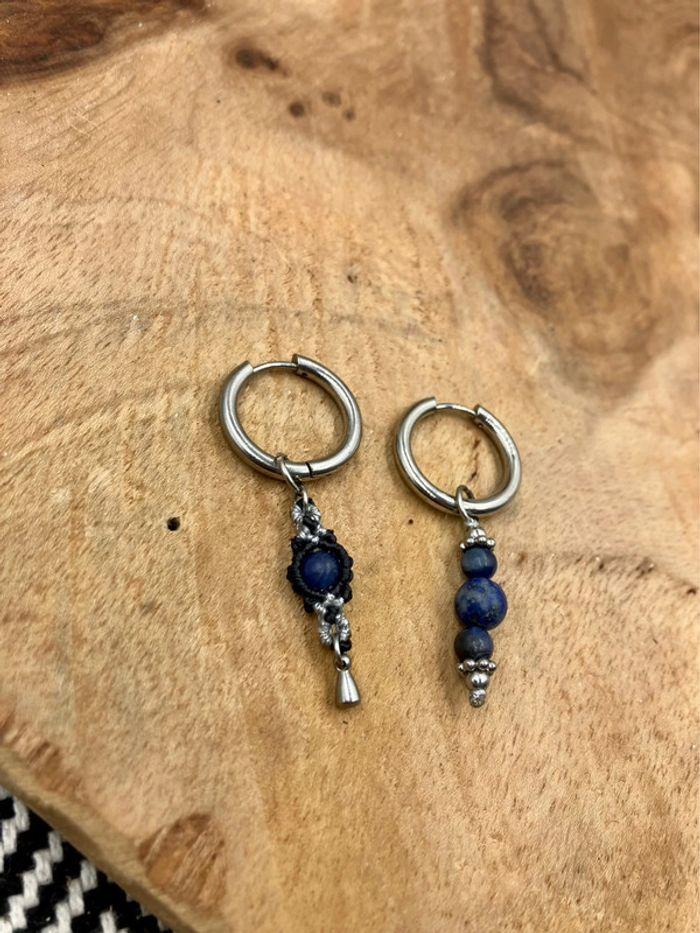 Boucles d’oreilles petites créoles en macramé avec pierre de Sodalite et Lapis Lazuli - photo numéro 3