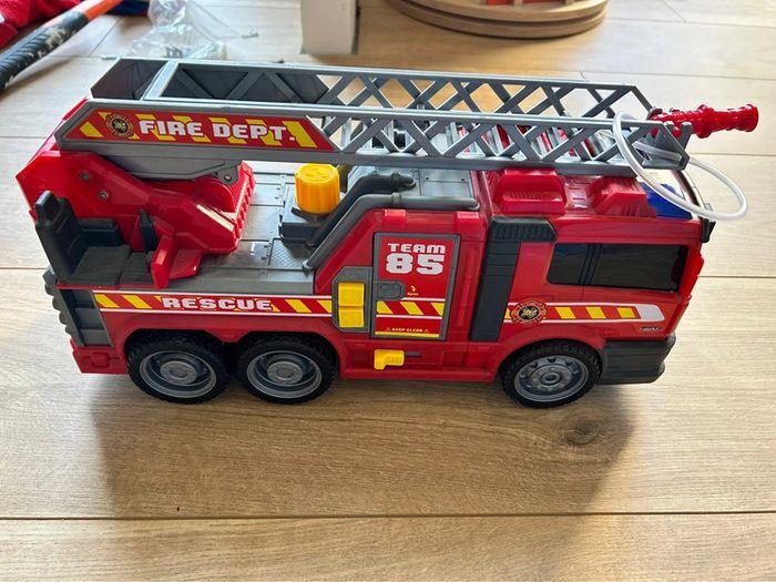 Camion pompiers avec sonnerie pompiers + jet eau