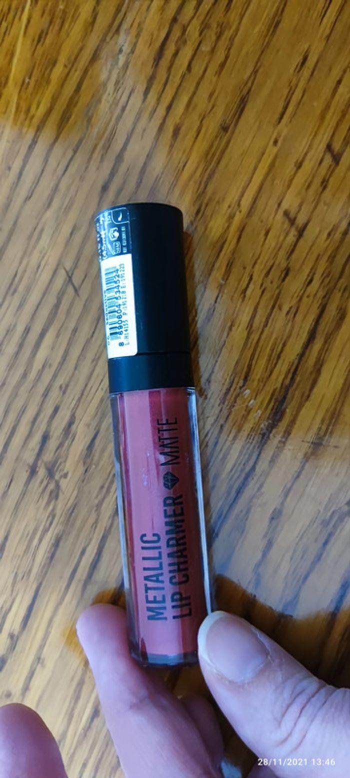 Rouge à lèvres liquide flormar  seductive metallic  lip charmer matte - photo numéro 1