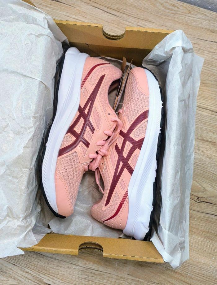 Baskets Asics jolt 3 rose et blanche pointure 39,5 neuves avec boite - photo numéro 1