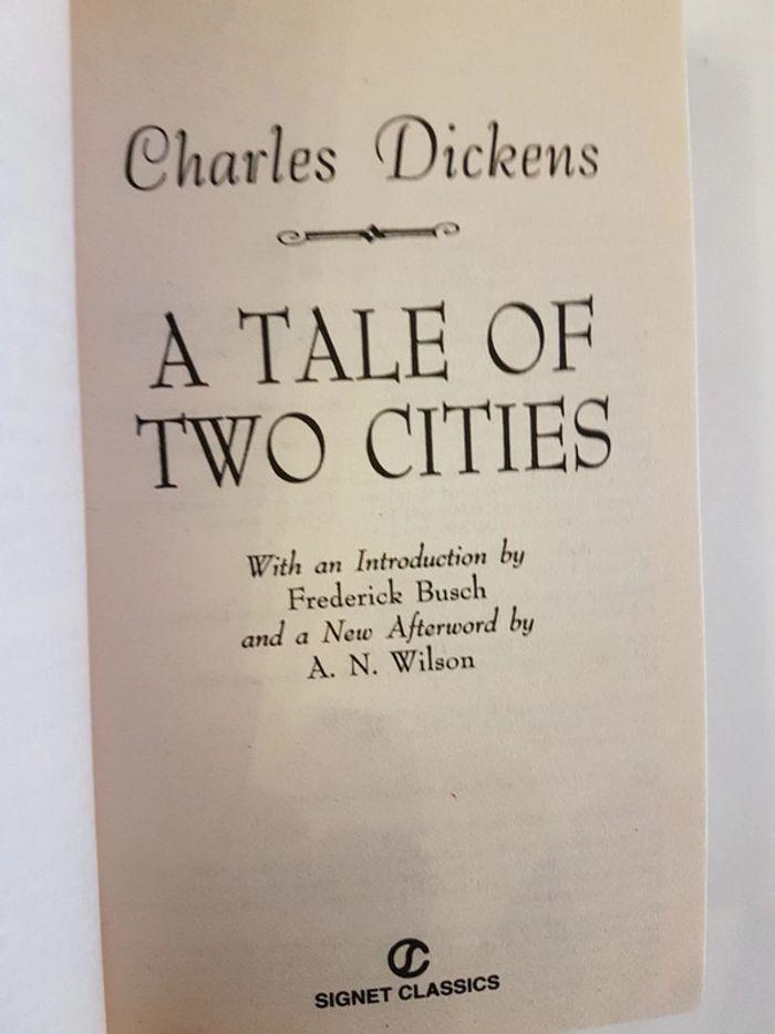 A Tale of two cities Charles Dickens livre en anglais - photo numéro 7