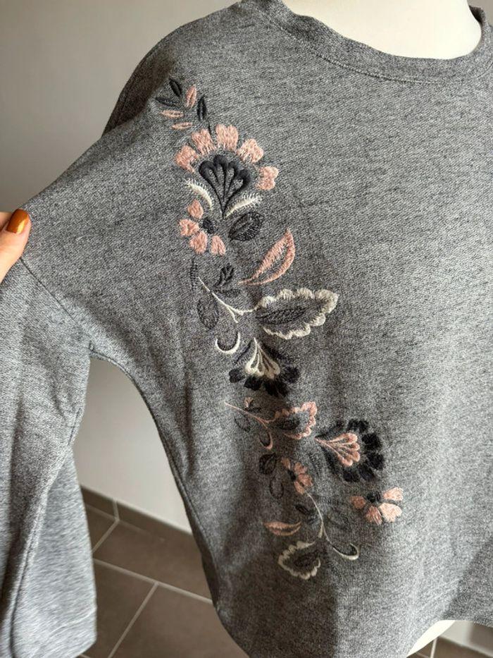 Pull Yessica gris fleurs brodées Taille L/XL - photo numéro 4