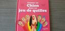 Livre comme un chien dans un jeu de quilles