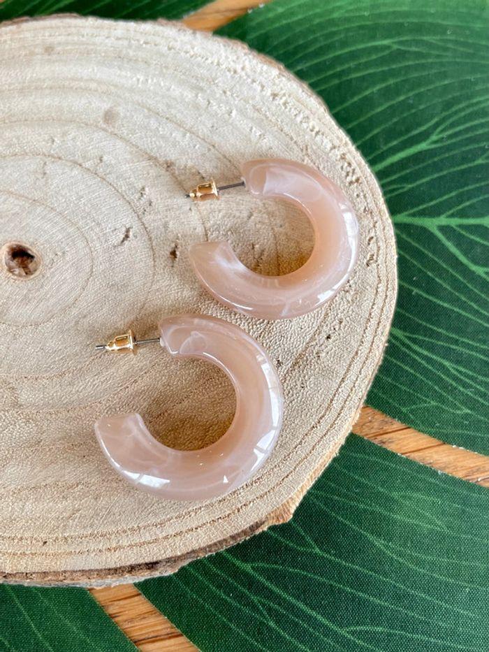 Boucles d’oreilles créoles acrylique beige rosé - photo numéro 1