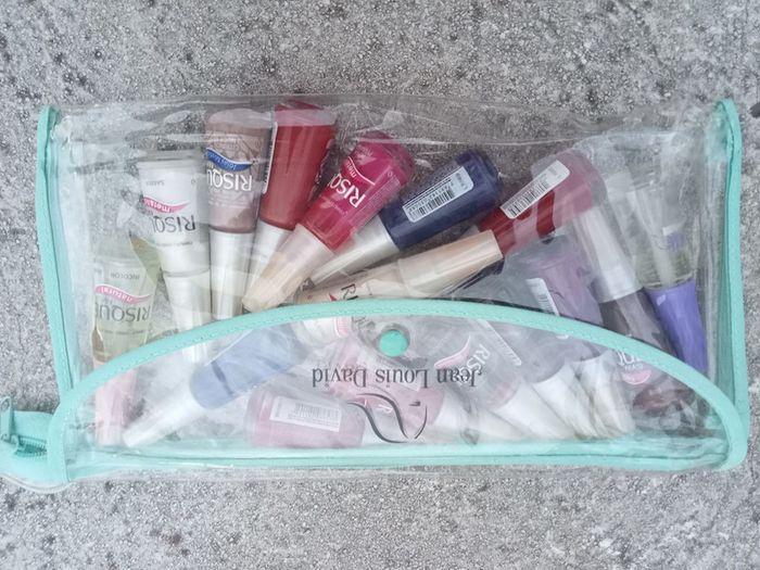 Pochette avec 18 vernis a ongle