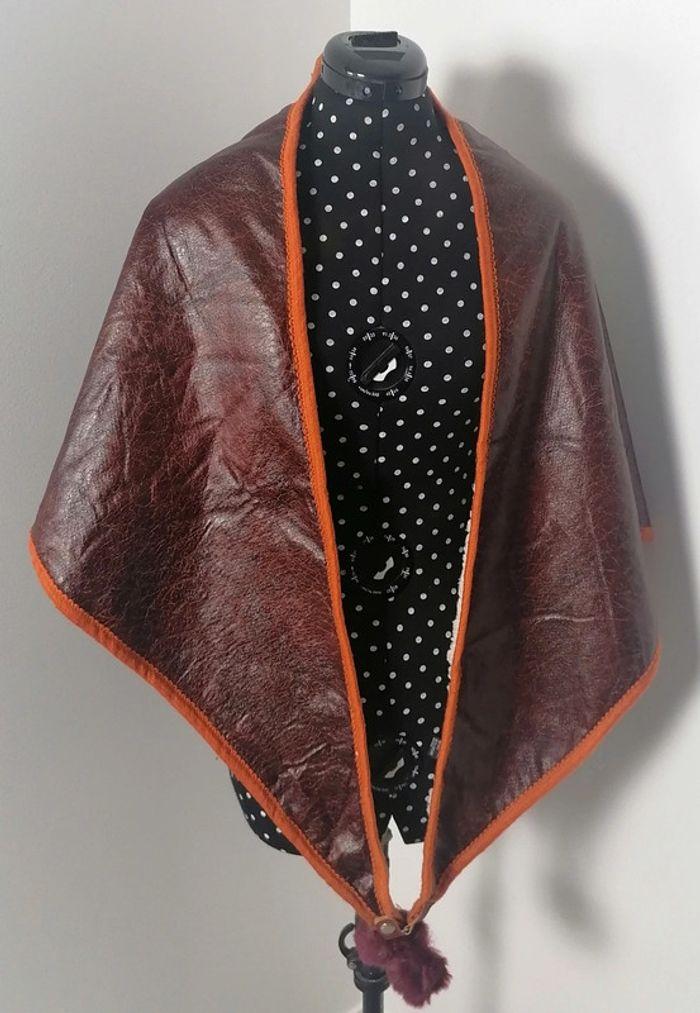 Cape / poncho simili cuir marron orangé polaire pompons fausse fourrure - photo numéro 2