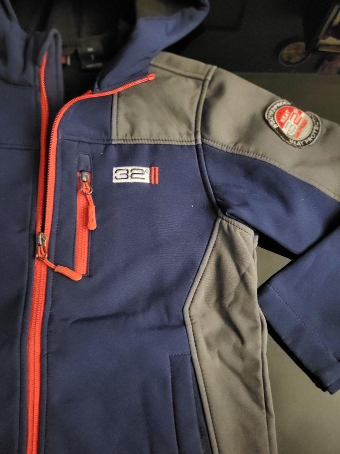 Veste 32 degree de ski bleu marque weatherproof doulure polaire noir taille 7 ans en tres bon etat , poche avec scrath, et 1 poche interieur pour le relief c'est la qualité des photos, elle est bien noir, de qualité superieur, elle tient tres chaud 🤗 - photo numéro 3