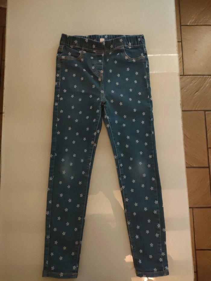 Pantalon fille bleu avec des motifs fleurs 9-10 ans - photo numéro 1