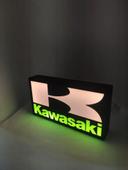 Logo figurine kawasaki led intégré branchements usb