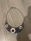 Collier argenté fantaisie à strass rouge bleu et turquoise