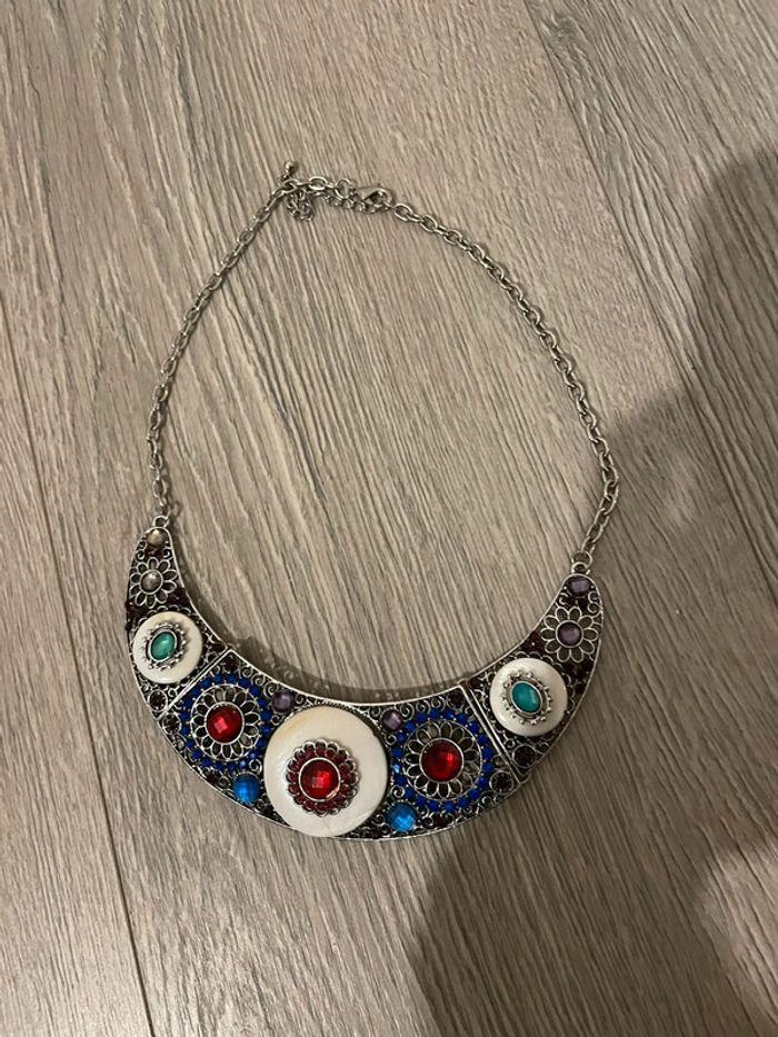 Collier argenté fantaisie à strass rouge bleu et turquoise - photo numéro 1