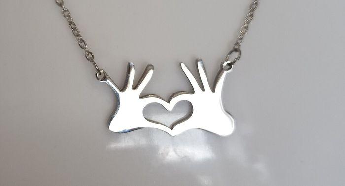 COLLIER ET SON PENDENTIF PETIT COEUR AVEC LES MAINS ! NEUF - photo numéro 2