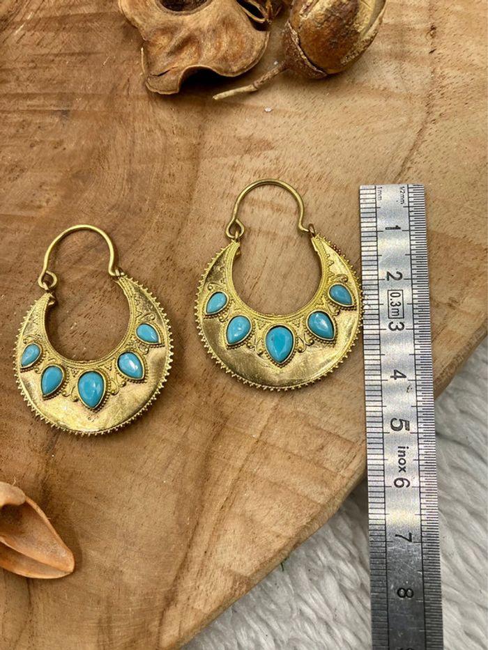 Boucles d’oreilles créoles en laiton Indien avec imitation pierres de Turquoise - photo numéro 4