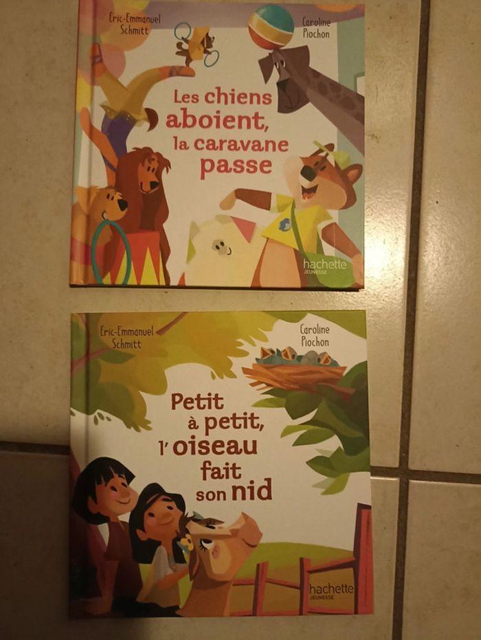 Petit à petit, l'oiseau et les chiens aboient