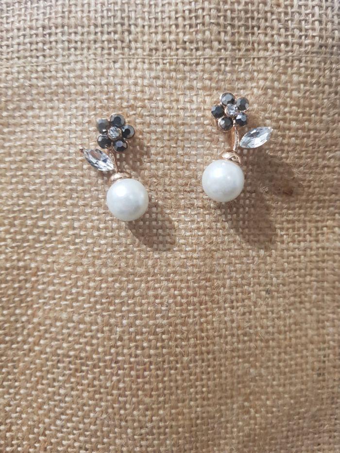 Boucles d'oreilles fleurs et perles blanches - photo numéro 2