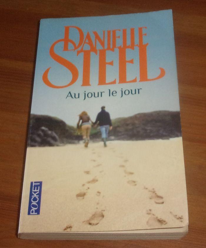 Au jour le jour de Danielle Steel roman pocket - photo numéro 1