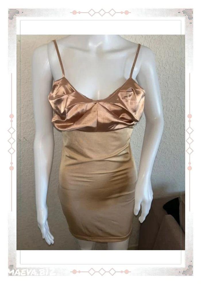 Robe d’été Shein beige satinée moulante haut bouffant rose gold satinée bretelles taille S/36 - photo numéro 1