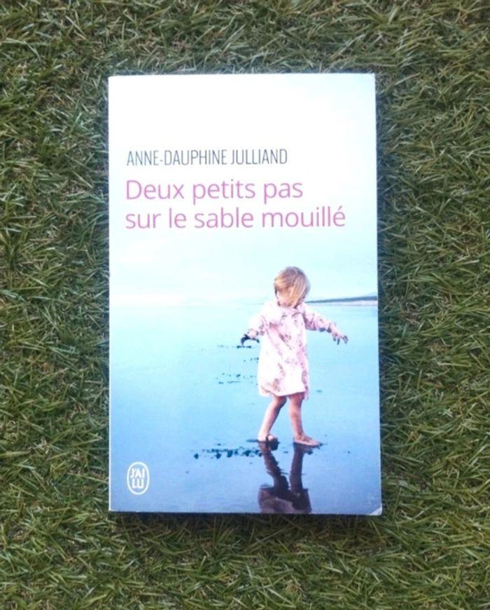 Livre roman récit neuf 
"Deux petits pas dans le sable mouillé"
De Anne-Sophie Julliand