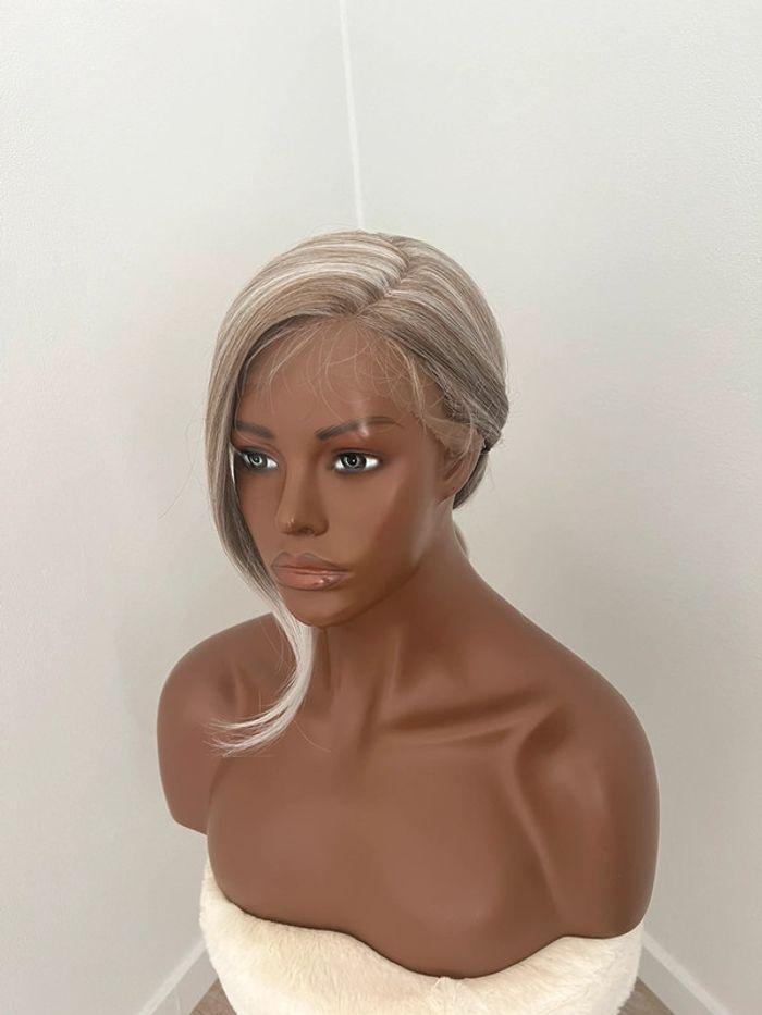 Perruque blonde 2 tons grise et brune lace front raie sur le côté - photo numéro 15