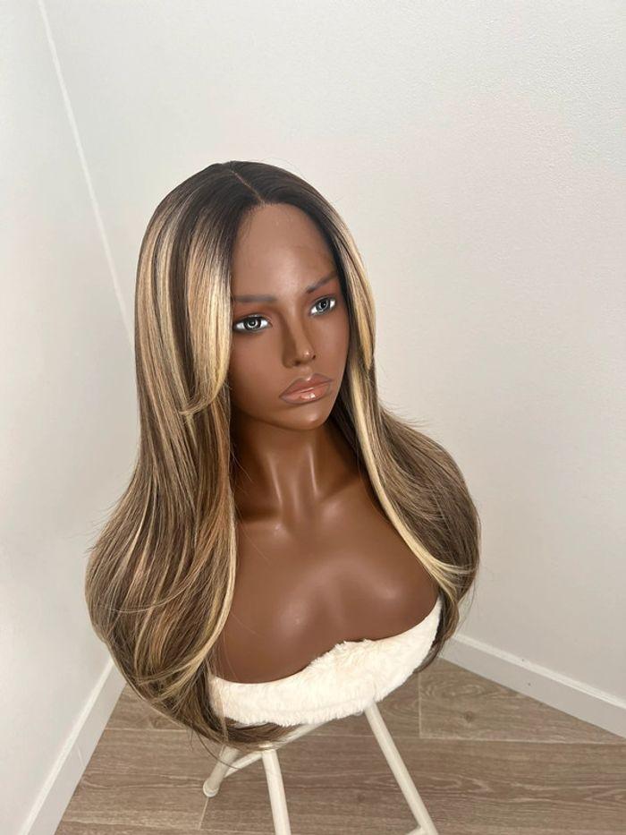 Perruque blonde lace frontal avec frange rideaux - photo numéro 4