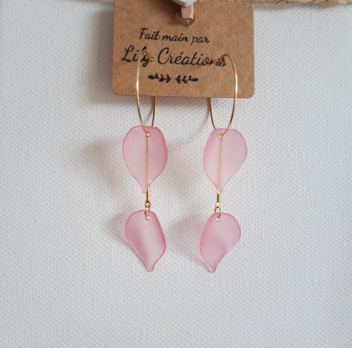 Boucles d'oreilles créoles dorée et pétales roses LC299 - photo numéro 1