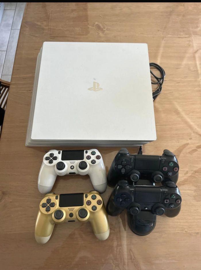 Ps4 pro+ manettes - photo numéro 1