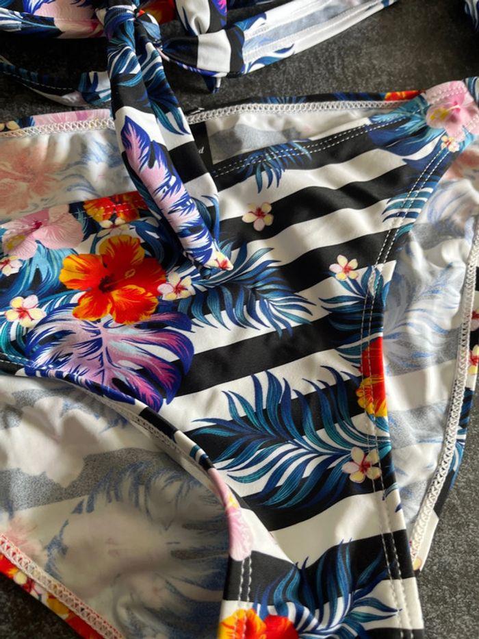 Maillot de bain blanc et noir à rayures motifs fleurs neuf - photo numéro 4