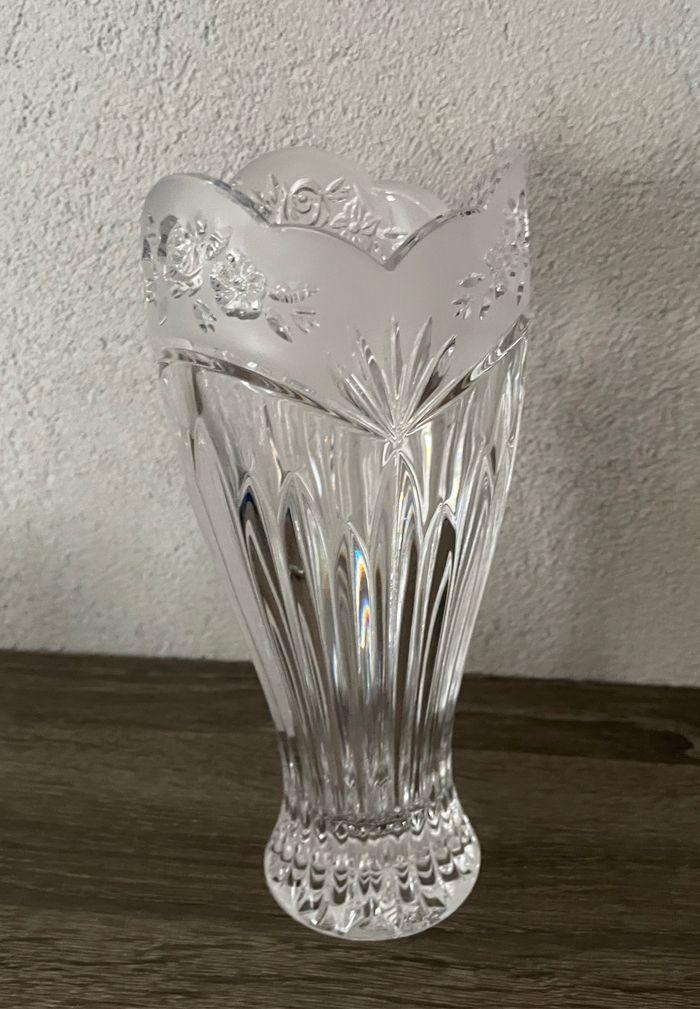 Vase taillé travaillé transparent en verre - photo numéro 2