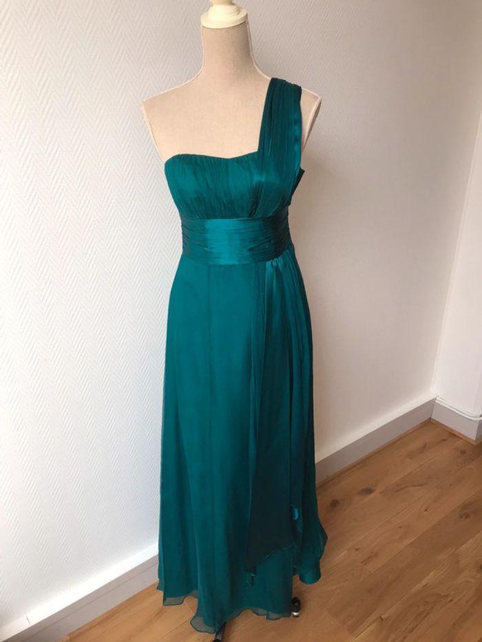 Superbe robe du soir en drapée de soie vert émeraude | prix boutique Dubaï Mall 369$ - photo numéro 2