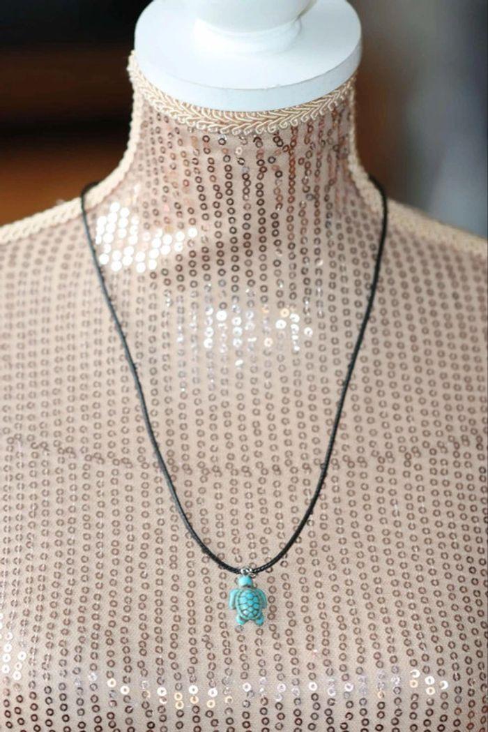 Cordon collier pendentif noir tortue turquoise neuve