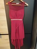 Très jolie robe bordeaux et brillante au niveau de la ceinture made in italy taille L