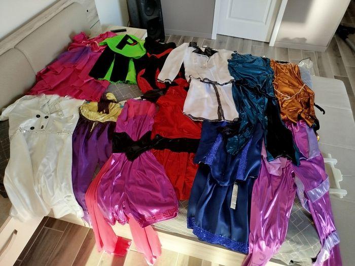 Lot de 12 tenues de gala ou déguisement - photo numéro 1