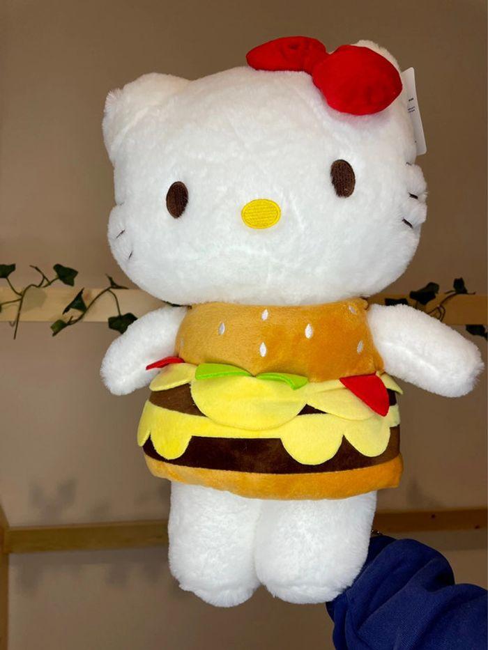 Peluche Hello Kitty déguisement Hamburger 🍔 - photo numéro 9