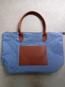 Sac de voyage et sa trousse de toilette bleue et marron / Travel bag blue and brown