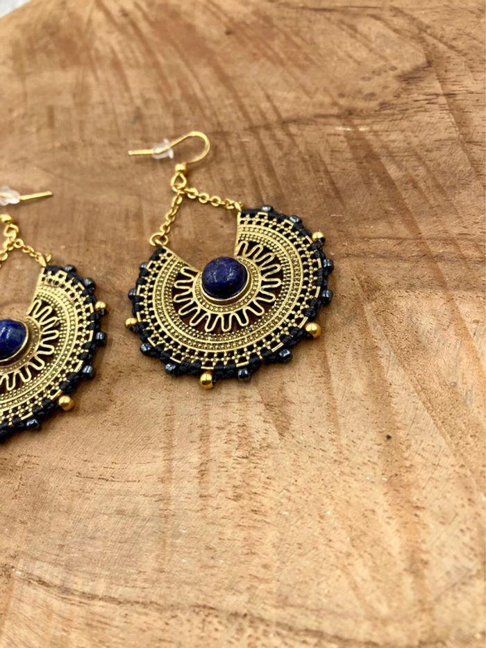 Boucles d’oreilles grappes créoles en macramé avec pierre de Lapis Lazuli - photo numéro 3