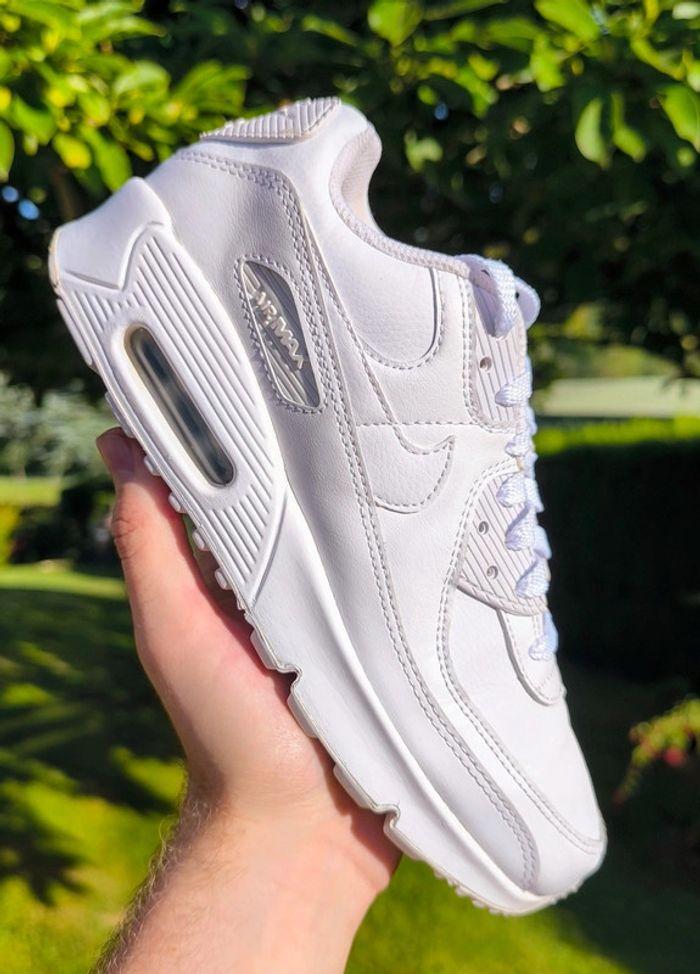 Baskets Nike air max 90 triple white pointure 38.5 sans boîte - photo numéro 1