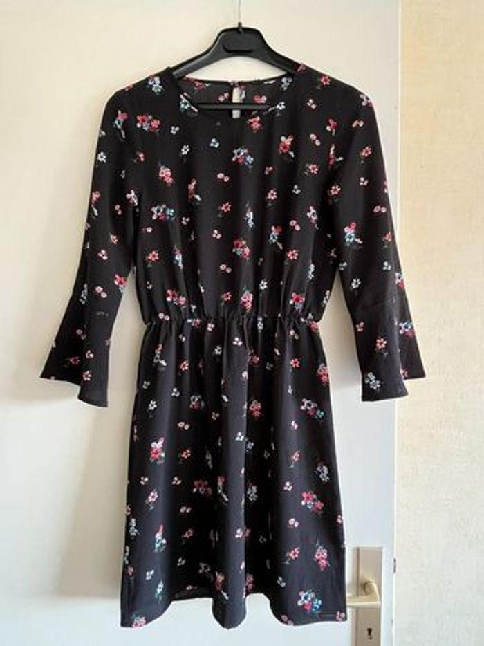 Robe noire fleurie taille XS H&M - photo numéro 1