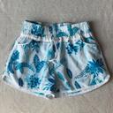 Short de plage bleu et blanc