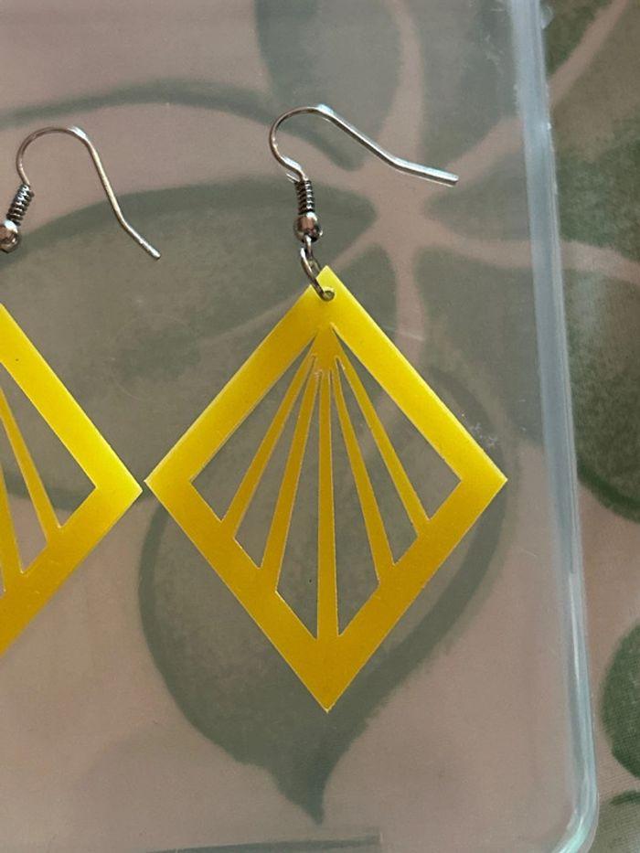 belles boucles d’oreilles pendantes triangle jaune fantaisie, jamais porté, Yesstyle - photo numéro 3